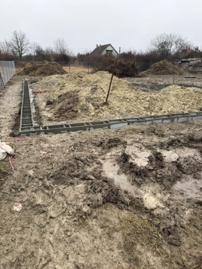 A sávalap és a lábazati falazat első sora.