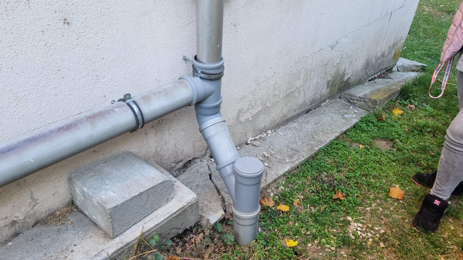 Az ereszcsatorna hibás, talajszint feletti összekötése és a süllyedő járda