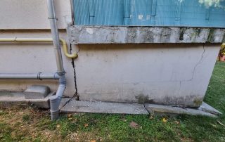 A törzsépülettől jelentősen elvált és eltávolodott terasz